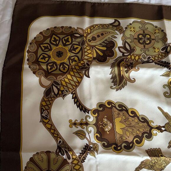 Hermes Carre 90 Cendrillon Silk Scarf. Brown, Gold, Green. - Picture 4 of 9